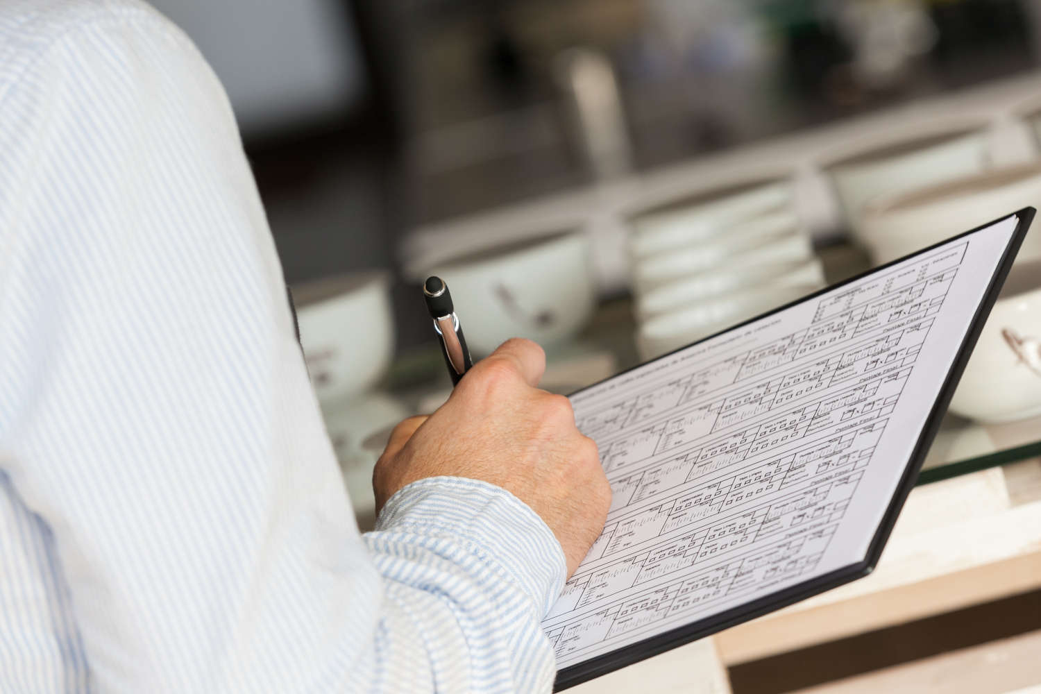 Persona calificando diferentes muestras de café Certificación Q Grader